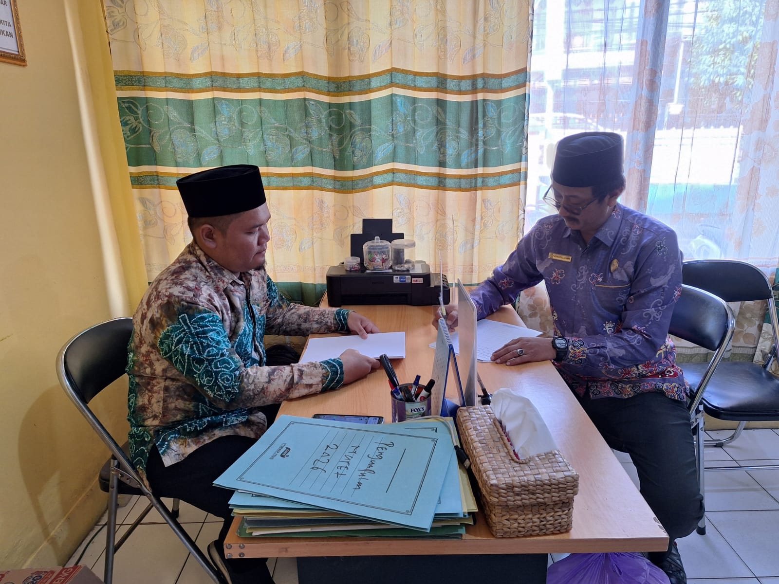 Wujud Kepedulian di Bulan Suci, MAN 2 HSU Serahkan Zakat Fitrah ke BAZNAS Kab. Hulu Sungai Utara